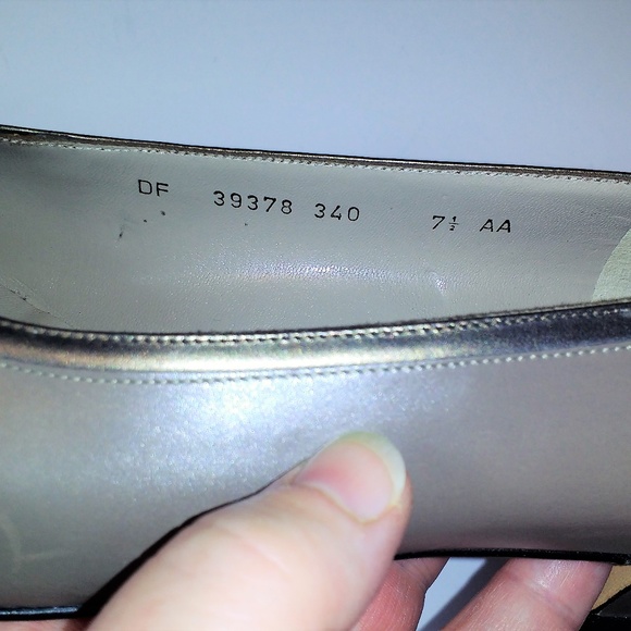 *Salvatore Ferragamo taupe leather pumps Italy 7.5 Vintage - Picture 5 of 7